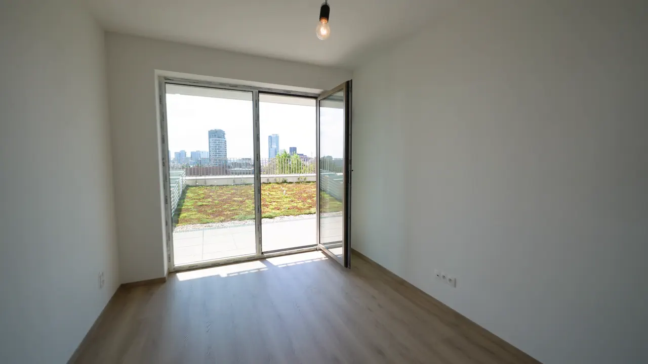 Hotová izba s balkónovými dverami na terasu