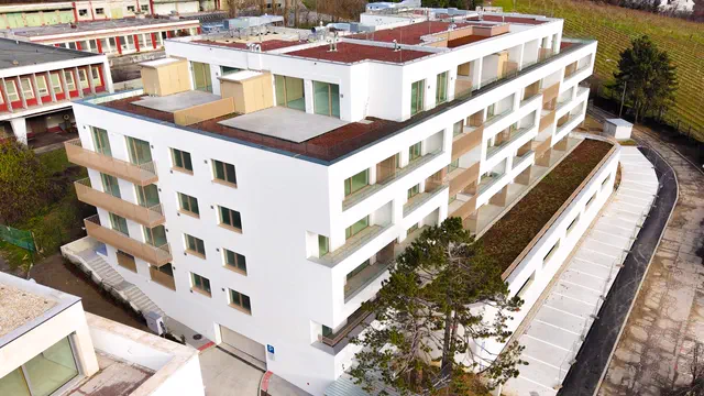 Horné podlažia a centrum mesta v pozadí
