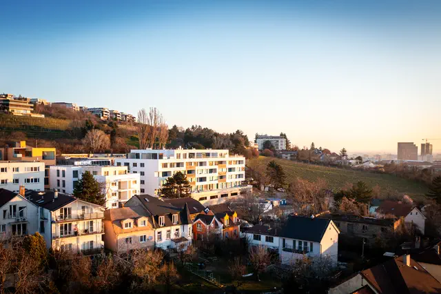 Večer nad Strážami, v diaľke centrum