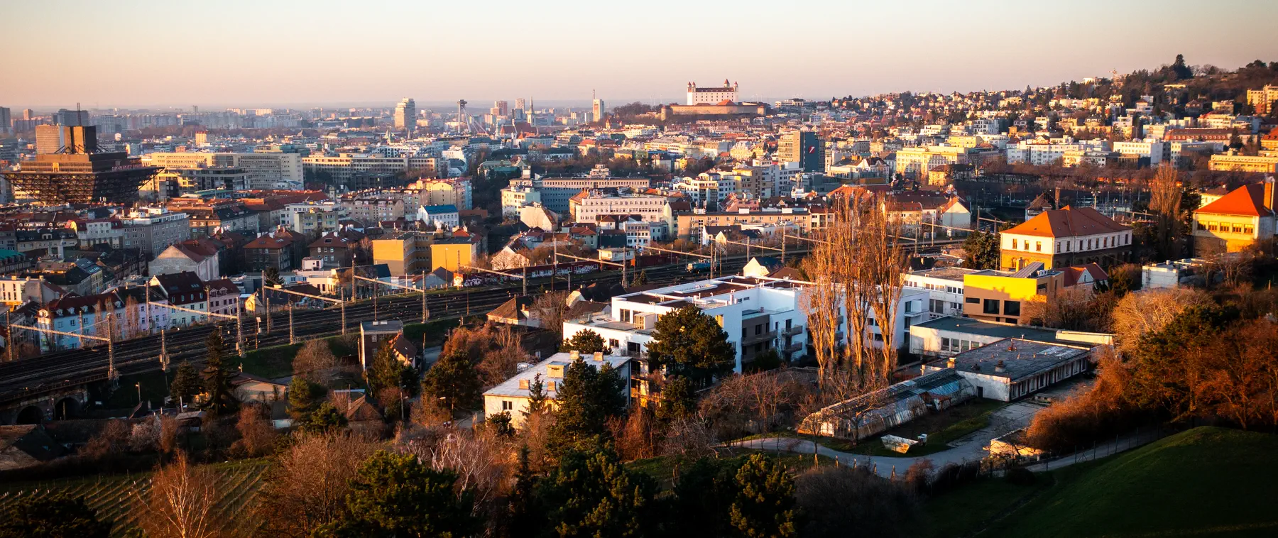 Bratislava pri západe slnka s hradom nad mestom, pohľad od Winehills